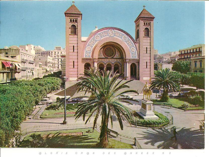 ORAN 1964 LA CATHEDRALE ET LA STATUE DE JEANNE D ARC.jpg
